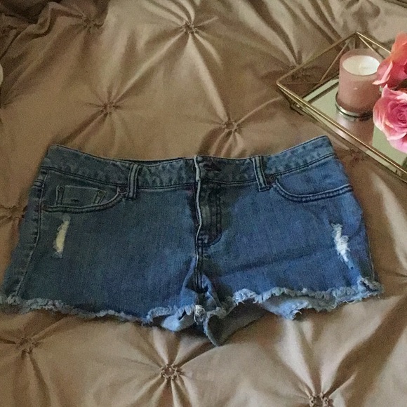 be bop Pants - Blue denim distressed jean shorts